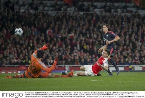 20.10.2015. Emirates Stadium, London, England. UEFA Champions League Football. Arsenal versus Bayern Munich. Petr Cech makes the save from Bayern Munich s Robert Lewandowski as the ball flies over the bar. xNigelxCookex  ActionPlus11674037