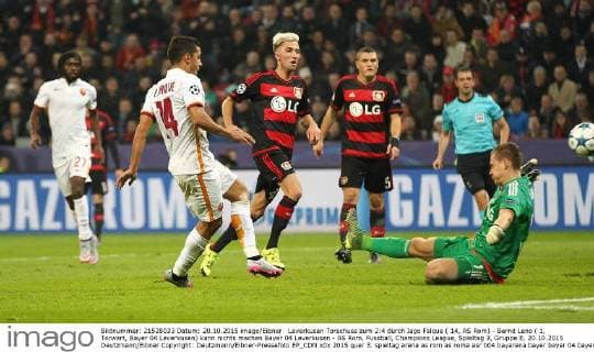 Leverkusen Torschuss zum 2:4 durch Iago Falque ( 14, AS Rom) - Bernd Leno ( 1, Torwart, Bayer 04 Leverkusen) kann nichts machen Bayer 04 Leverkusen - AS Rom, Fussball, Champions League, Spieltag 3, Gruppe E, 20.10.2015 Deutzmann Eibner Copyright: Deutzmann Eibner-Pressefoto EP_CDN