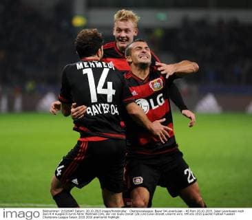 Championsleague: Bayer 04 Leverkusen - AS Rom 20.10.2015. Jubel Leverkusen nach dem 4:4 Ausgleich durch Admir Mehmedi (14), der von Giulio Donati (26) und Julian Brandt umarmt wird. HM