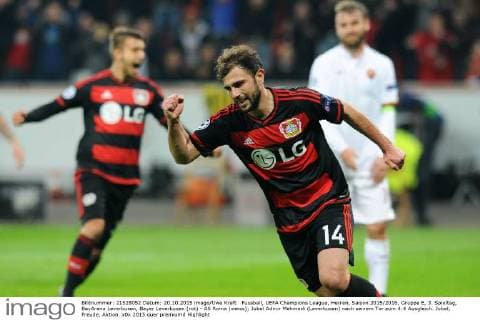 Fussball, UEFA Champions League, Herren, Saison 2015 2016, Gruppe E, 3. Spieltag, BayArena Leverkusen, Bayer Leverkusen (rot) - AS Roma (weiss); Jubel Admir Mehmedi (Leverkusen) nach seinem Tor zum 4:4 Ausgleich. Jubel, Freude, Aktion.