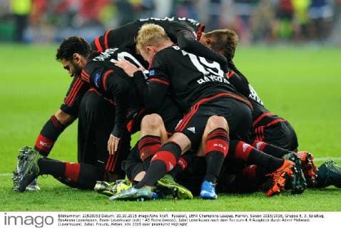 Fussball, UEFA Champions League, Herren, Saison 2015 2016, Gruppe E, 3. Spieltag, BayArena Leverkusen, Bayer Leverkusen (rot) - AS Roma (weiss); Jubel Leverkusen nach dem Tor zum 4:4 Ausgleich durch Admir Mehmedi (Leverkusen). Jubel, Freude, Aktion.