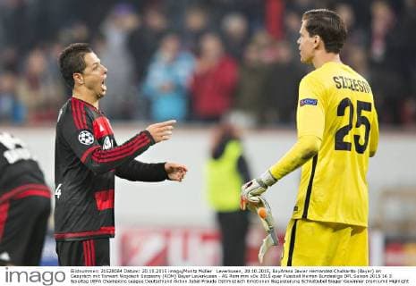 Leverkusen, 20.10.2015, BayArena Javier Hernandez Chicharito (Bayer) im Gespräch mit Torwart Wojciech Szczesny (ROM) Bayer Leverkusen - AS Rom mm