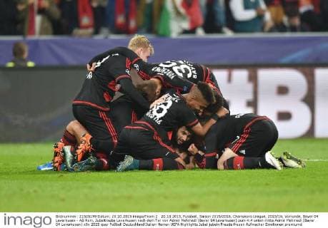 20.10.2015, Fussball, Saison 2015 2016, Champions League, 2015 16, Vorrunde, Bayer 04 Leverkusen - AS Rom, Jubeltraube Leverkusen nach dem Tor von Admir Mehmedi (Bayer 04 Leverkusen) zum 4:4 unten mitte Admir Mehmedi (Bayer 04 Leverkusen)