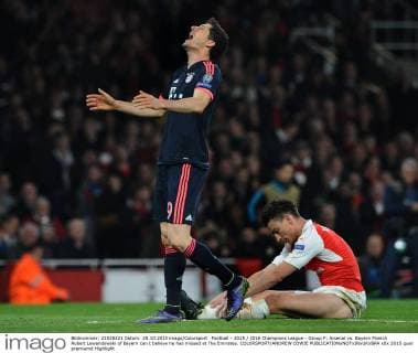 Football - 2015 2016 Champions League - Group F: Arsenal vs. Bayern Munich Robert Lewandowski of Bayern can t believe he has missed at The Emirates. COLORSPORT ANDREW COWIE 