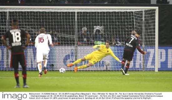 Foto: Elfmeter für Bayer 04 , Tor durch Javier Hernandez Chicharito Fussball - Championsleague am Di. 20.10.2015 Gruppenphase, Bayer 04 Leverkusen - AS Rom