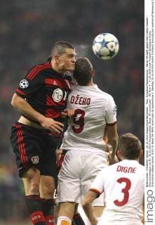 Foto: Kyroakos Papadopoulos - Bayer 04 köpft gegen Edin Dzeko Fussball - Championsleague am Di. 20.10.2015 Gruppenphase, Bayer 04 Leverkusen - AS Rom 4 - 4