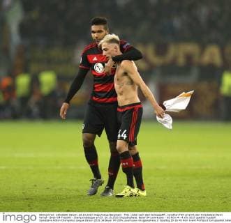Foto: Jubel nach dem Schlusspfiff , Jonathan TAH umarmt den Torschützen Kevin kampf - Bayer 04 Fussball - Championsleague am Di. 20.10.2015 Gruppenphase, Bayer 04 Leverkusen - AS Rom 4 - 4