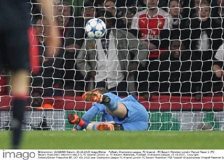 Fußball, Champions League, FC Arsenal - FC Bayern München London Manuel Neuer 1 (FC Bayern Muenchen) bekommt das 2:0, FC Arsenal London vs. FC Bayern Muenchen, Fussball, Champoins League, 20.10.2015 , Copyright: Kolbert Eibner-Pressefoto EP_CKT
