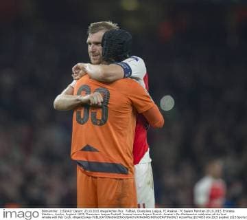 FuÃŸball, Champions League, FC Arsenal - FC Bayern MÃ¼nchen 20.10.2015. Emirates Stadium, London, England. UEFA Champions League Football. Arsenal versus Bayern Munich. Arsenal s Per Mertesacker celebrates at the final whistle with Petr Cech. xNigelxCookex  ActionPlus11674055