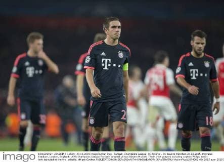 FuÃŸball, Champions League, FC Arsenal - FC Bayern MÃ¼nchen 20.10.2015. Emirates Stadium, London, England. UEFA Champions League Football. Arsenal versus Bayern Munich. The Munich players including captain Philipp Lahm look dejected at the final whistle. xNigelxCookex  ActionPlus11674065