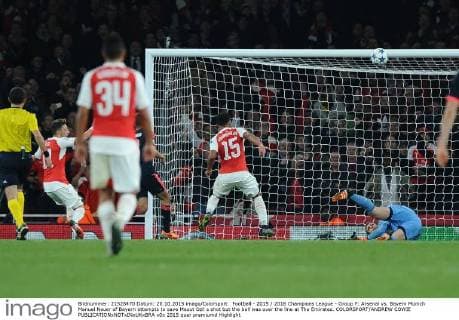 Football - 2015 2016 Champions League - Group F: Arsenal vs. Bayern Munich Manuel Neuer of Bayern attempts to save Mesut Ozil s shot but the ball was over the line at The Emirates. COLORSPORT ANDREW COWIE 