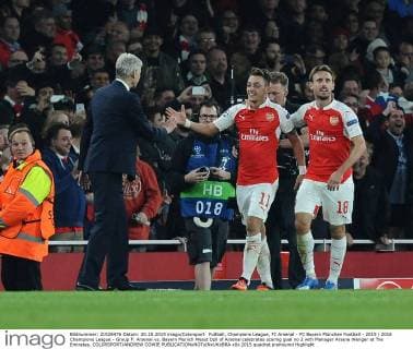 Fußball, Champions League, FC Arsenal - FC Bayern München Football - 2015 2016 Champions League - Group F: Arsenal vs. Bayern Munich Mesut Ozil of Arsenal celebrates scoring goal no 2 with Manager Arsene Wenger at The Emirates. COLORSPORT ANDREW COWIE 