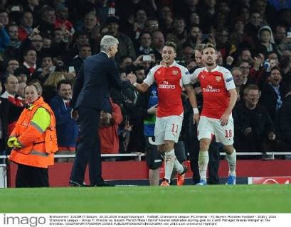 Fußball, Champions League, FC Arsenal - FC Bayern München Football - 2015 2016 Champions League - Group F: Arsenal vs. Bayern Munich Mesut Ozil of Arsenal celebrates scoring goal no 2 with Manager Arsene Wenger at The Emirates. COLORSPORT ANDREW COWIE 