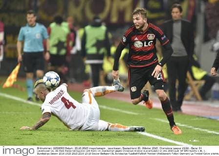 Leverkusen, Deutschland 20. Oktober 2015: Champions League 15 16 - Bayer 04 Leverkusen vs. AS Rom Radja Nainggolan (AS Rom) im Zweikampf gegen Christoph Kramer (Leverkusen) ot