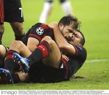 Foto: Torjubel beim 4-4 Ausgleich für Bayer 04 , Admir Mehmedi umarmt Giulio Donati Fussball - Championsleague am Di. 20.10.2015 Gruppenphase, Bayer 04 Leverkusen - AS Rom 4 - 4