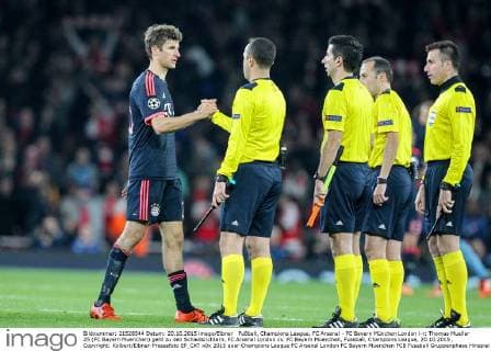 Fußball, Champions League, FC Arsenal - FC Bayern München London l-r: Thomas Mueller 25 (FC Bayern Muenchen) geht zu den Schiedsrichtern, FC Arsenal London vs. FC Bayern Muenchen, Fussball, Champoins League, 20.10.2015 , Copyright: Kolbert Eibner-Pressefoto EP_CKT