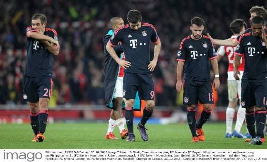 Fußball, Champions League, FC Arsenal - FC Bayern München London l-r: enttaeuschung bei Philipp Lahm 21 (FC Bayern Muenchen), Robert Lewandowski 9 (FC Bayern Muenchen), Juan Bernat 18 (FC Bayern Muenchen) auf dem Weg zum Fanblock, FC Arsenal London vs. FC Bayern Muenchen, Fussball, Champoins League, 20.10.2015 , Copyright: Kolbert Eibner-Pressefoto EP_CKT