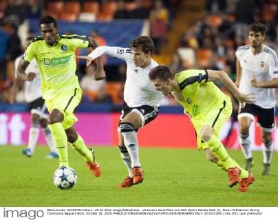 Valencia s Santi Mina and KAA Gent’s Renato Neto (l), Marko Poletanovic during Champions league match. October 20, 2015.  (2015102001)