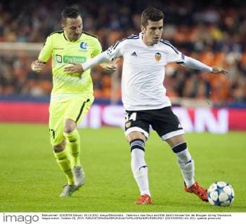 Valencia s Jose Gaya and KAA Gent’s Hannes Van der Bruggen during Champions league match. October 20, 2015.  (2015102003)