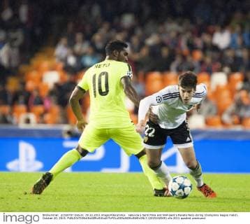 Valencia s Santi Mina and KAA Gent’s Renato Neto during Champions league match. October 20, 2015.  (2015102005)