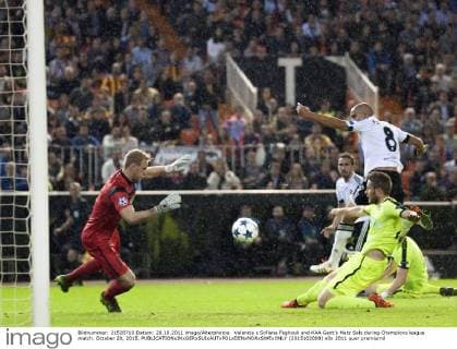 Valencia s Sofiane Feghouli and KAA Gent’s Matz Sels during Champions league match. October 20, 2015.  (2015102008)