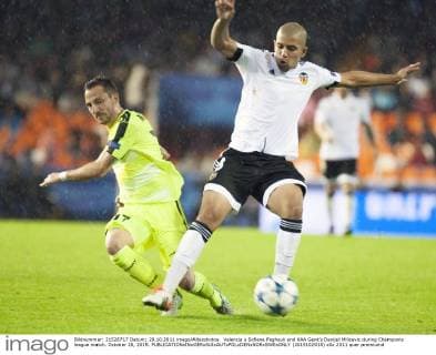 Valencia s Sofiane Feghouli and KAA Gent’s Danijel Milicevic during Champions league match. October 20, 2015.  (2015102018)
