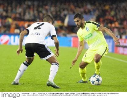 Valencia s Joao Cancelo and KAA Gent’s Kenneth Saief during Champions league match. October 20, 2015.  (2015102022)