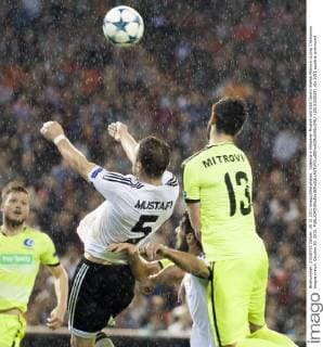 Valencia s Shkodran Mustafi and KAA Gent’s Stefan Mitrovic during Champions league match. October 20, 2015.  (2015102028)