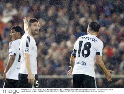 Valencia s Shkodran Mustafi (l) and Javi Fuego (r) during Champions league match. October 20, 2015.  (2015102029)