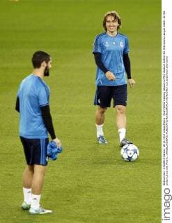 Real Madrid training session at PSG stadium before the Champions League match. In this picture, Isco and Modric. xANGELxRIVEROx 