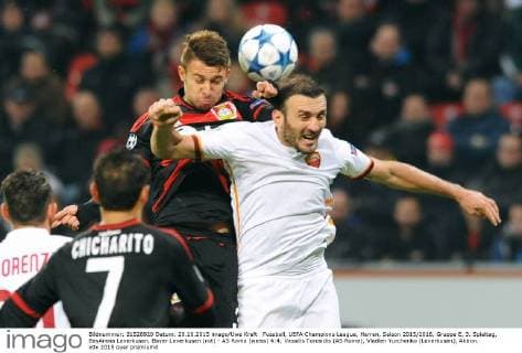 Fussball, UEFA Champions League, Herren, Saison 2015 2016, Gruppe E, 3. Spieltag, BayArena Leverkusen, Bayer Leverkusen (rot) - AS Roma (weiss) 4:4; Vassilis Torosidis (AS Roma), Vladlen Yurchenko (Leverkusen), Aktion.