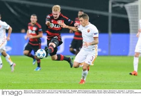 Fussball, UEFA Champions League, Herren, Saison 2015 2016, Gruppe E, 3. Spieltag, BayArena Leverkusen, Bayer Leverkusen (rot) - AS Roma (weiss) 4:4; Julian Brandt (Leverkusen), Lucas Digne (AS Roma), Aktion.