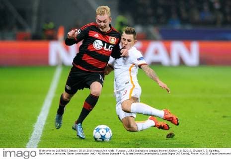 Fussball, UEFA Champions League, Herren, Saison 2015 2016, Gruppe E, 3. Spieltag, BayArena Leverkusen, Bayer Leverkusen (rot) - AS Roma (weiss) 4:4; Julian Brandt (Leverkusen), Lucas Digne (AS Roma), Aktion.