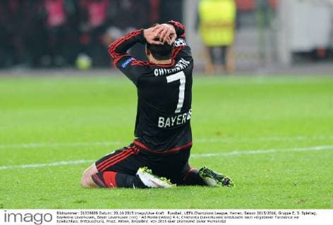 Fussball, UEFA Champions League, Herren, Saison 2015 2016, Gruppe E, 3. Spieltag, BayArena Leverkusen, Bayer Leverkusen (rot) - AS Roma (weiss) 4:4; Chicharito (Leverkusen) enttäuscht nach vergebener Torchance vor Spielschluss. Enttäuschung, Frust, Aktion, Einzelbild.