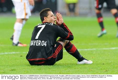 Fussball, UEFA Champions League, Herren, Saison 2015 2016, Gruppe E, 3. Spieltag, BayArena Leverkusen, Bayer Leverkusen (rot) - AS Roma (weiss) 4:4; Chicharito (Leverkusen) enttäuscht nach vergebener Torchance vor Spielschluss. Enttäuschung, Frust, Aktion, Einzelbild.