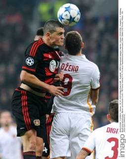 Fussball, UEFA Champions League, Herren, Saison 2015 2016, Gruppe E, 3. Spieltag, BayArena Leverkusen, Bayer Leverkusen (rot) - AS Roma (weiss) 4:4; Kyriakos Papadopoulos (Leverkusen), Edin Dzeko (AS Roma), Aktion.