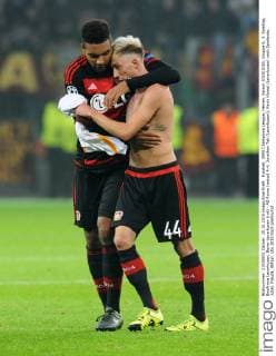 Fussball, UEFA Champions League, Herren, Saison 2015 2016, Gruppe E, 3. Spieltag, BayArena Leverkusen, Bayer Leverkusen (rot) - AS Roma (weiss) 4:4; Jonathan Tah (Leverkusen), Kevin Kampl (Leverkusen) nach Spielende. Jubel, Freude, Aktion.