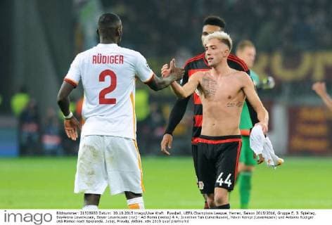 Fussball, UEFA Champions League, Herren, Saison 2015 2016, Gruppe E, 3. Spieltag, BayArena Leverkusen, Bayer Leverkusen (rot) - AS Roma (weiss) 4:4; Jonathan Tah (Leverkusen), Kevin Kampl (Leverkusen) und Antonio Rüdiger (AS Roma) nach Spielende. Jubel, Freude, Aktion.