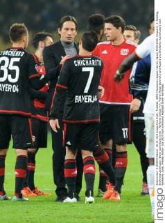 Fussball, UEFA Champions League, Herren, Saison 2015 2016, Gruppe E, 3. Spieltag, BayArena Leverkusen, Bayer Leverkusen (rot) - AS Roma (weiss) 4:4; Trainer Roger Schmidt (Leverkusen) und Chicharito (Leverkusen) nach Spielende. Jubel, Freude, Aktion.