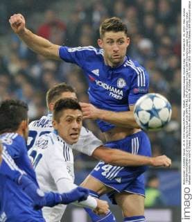Fußball, Champions League, Dynamo Kiew - FC Chelsea Oct. 20, 2015 - Kiev, Ukraine - YEVHEN KHACHERIDI (C) of Dynamo vies for the ball with GARY CAHILL (R) of Chelsea during the UEFA Champions League Group G soccer match between Dynamo Kiev and FC Chelsea at Olimpiyskiy stadium in Kiev, Ukraine, 20 October 2015. Soccer 2015 - Dynamo vc Chelsea,UEFA Champions League Group G - ZUMAg194