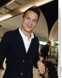 Sevilla players travel to Manchester to play the Champions League match against Manchester City. In this picture, Konoplyanka xRAMONxNAVARROx 