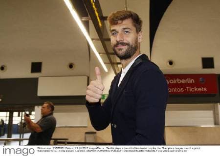 Sevilla players travel to Manchester to play the Champions League match against Manchester City. In this picture, Llorente. xRAMONxNAVARROx 