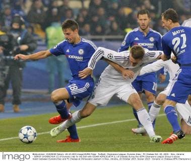 Fußball, Champions League, Dynamo Kiew - FC Chelsea Oct. 20, 2015 - Kiev, Ukraine - SERHIY SYDORCHUK (C) of Dynamo vies for the ball with CESAR AZPILICUETA (L) of Chelsea during the UEFA Champions League Group G soccer match between Dynamo Kiev and FC Chelsea at Olimpiyskiy stadium in Kiev, Ukraine, 20 October 2015. Soccer 2015 - Dynamo vc Chelsea,UEFA Champions League Group G - ZUMAg194