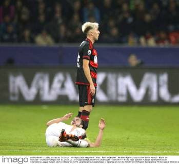 Foto: Rom am Boden , Miralem Pjanic , staunt über Kevin Kampl - Bayer 04 Fussball - Championsleague am Di. 20.10.2015 Gruppenphase, Bayer 04 Leverkusen - AS Rom 4 - 4