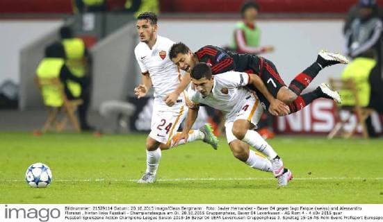 Foto: Javier Hernandez - Bayer 04 gegen Iago Falque (weiss) und Alessandro Florenzi , hinten links Fussball - Championsleague am Di. 20.10.2015 Gruppenphase, Bayer 04 Leverkusen - AS Rom 4 - 4