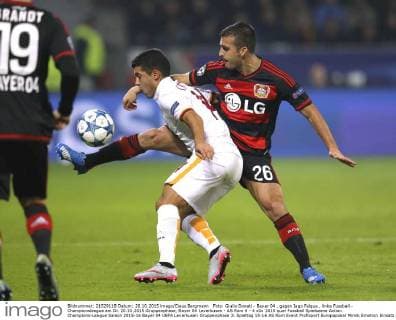 Foto: Giulio Donati - Bayer 04 , gegen Iago Falque , links Fussball - Championsleague am Di. 20.10.2015 Gruppenphase, Bayer 04 Leverkusen - AS Rom 4 - 4