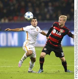 Foto: Julian Brandt - Bayer 04 gegen Iage Falque , links Fussball - Championsleague am Di. 20.10.2015 Gruppenphase, Bayer 04 Leverkusen - AS Rom 4 - 4