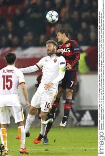 Foto: Javier Hernandez Chichurito - Bayer 04 köpft gegen Daniele de Rossi Fussball - Championsleague am Di. 20.10.2015 Gruppenphase, Bayer 04 Leverkusen - AS Rom 4 - 4