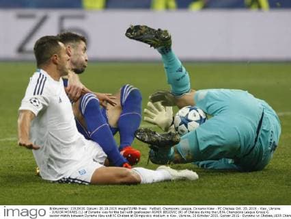 Fußball, Champions League, Dynamo Kiew - FC Chelsea Oct. 20, 2015 - Kiev, Ukraine - JUNIOR MORAES (L) of Dynamo vies for the ball with goalkeeper ASMIR BEGOVIC (R) of Chelsea during the UEFA Champions League Group G soccer match between Dynamo Kiev and FC Chelsea at Olimpiyskiy stadium in Kiev, Ukraine, 20 October 2015. Soccer 2015 - Dynamo vc Chelsea,UEFA Champions League Group G - ZUMAg194