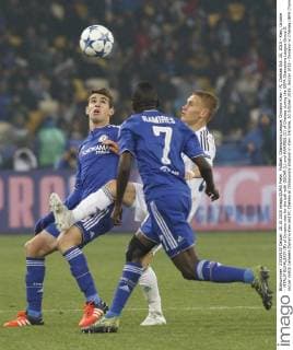Fußball, Champions League, Dynamo Kiew - FC Chelsea Oct. 20, 2015 - Kiev, Ukraine - VITALIY BUYALSKIY (R) of Dynamo vies for the ball with OSCAR (L) and RAMIRES (C) of Chelsea during the UEFA Champions League Group G soccer match between Dynamo Kiev and FC Chelsea at Olimpiyskiy stadium in Kiev, Ukraine, 20 October 2015. Soccer 2015 - Dynamo vc Chelsea,UEFA Champions League Group G - ZUMAg194
